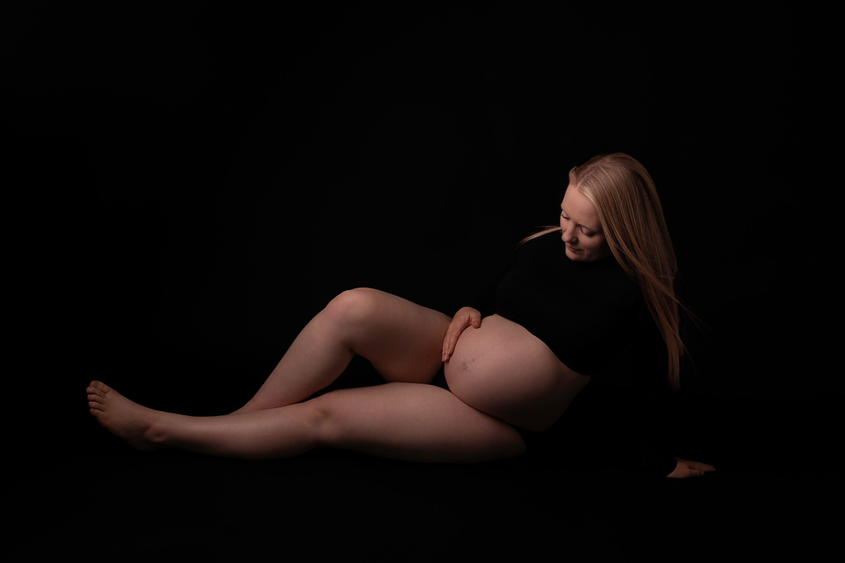 Read more about the article Studio Maternity Session vs Location  Maternity Session