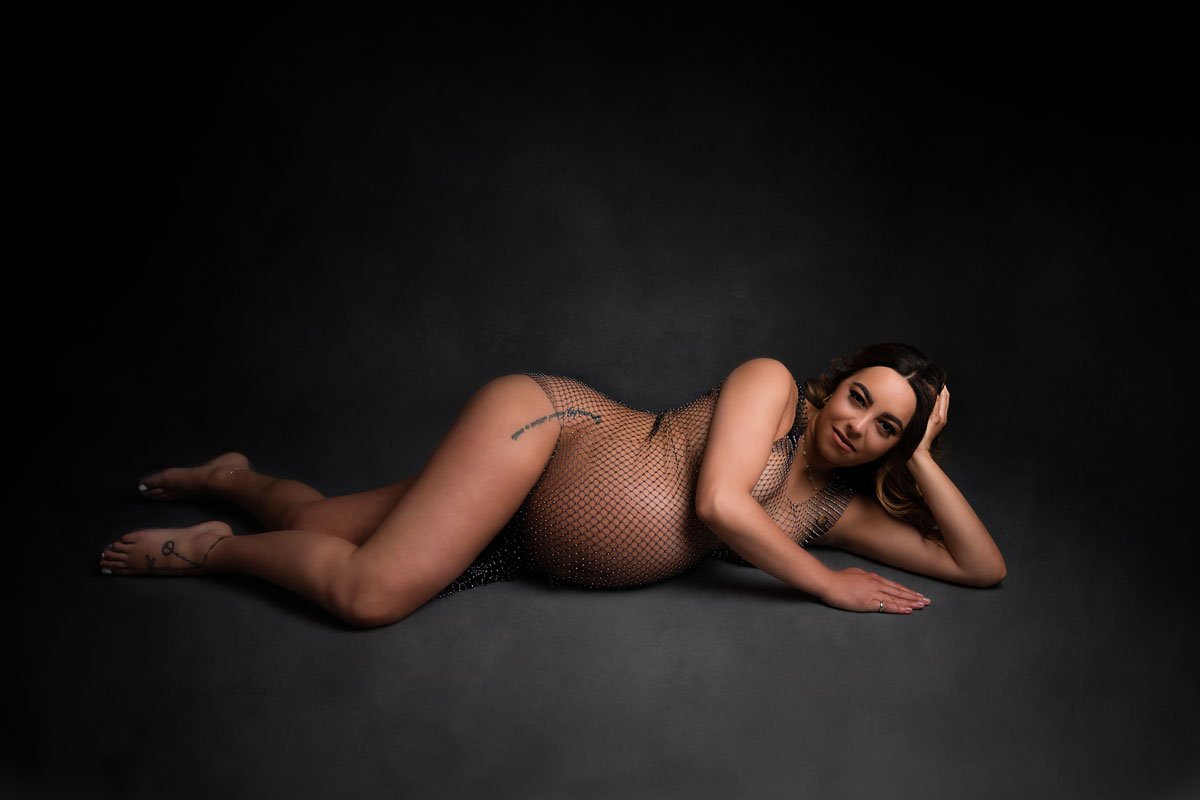 You are currently viewing Why you don’t have to worry about being self conscious during your nude maternity photoshoot